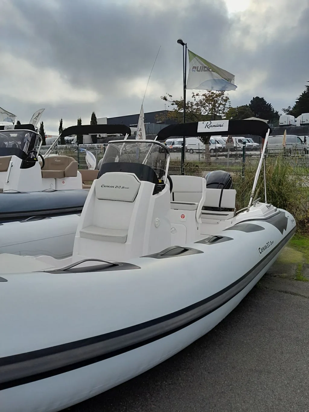 SEMI-RIGIDE RANIERI CAYMAN 21.0 SPORT + MOTEUR 115 CV EFI MERCURY – Image 6