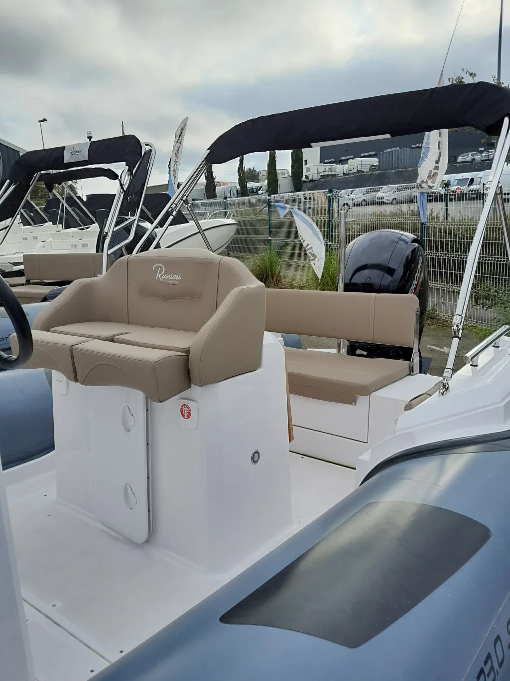 SEMI-RIGIDE RANIERI CAYMAN 23.0 SPORT + MOTEUR 150 EFI MERCURY – Image 3