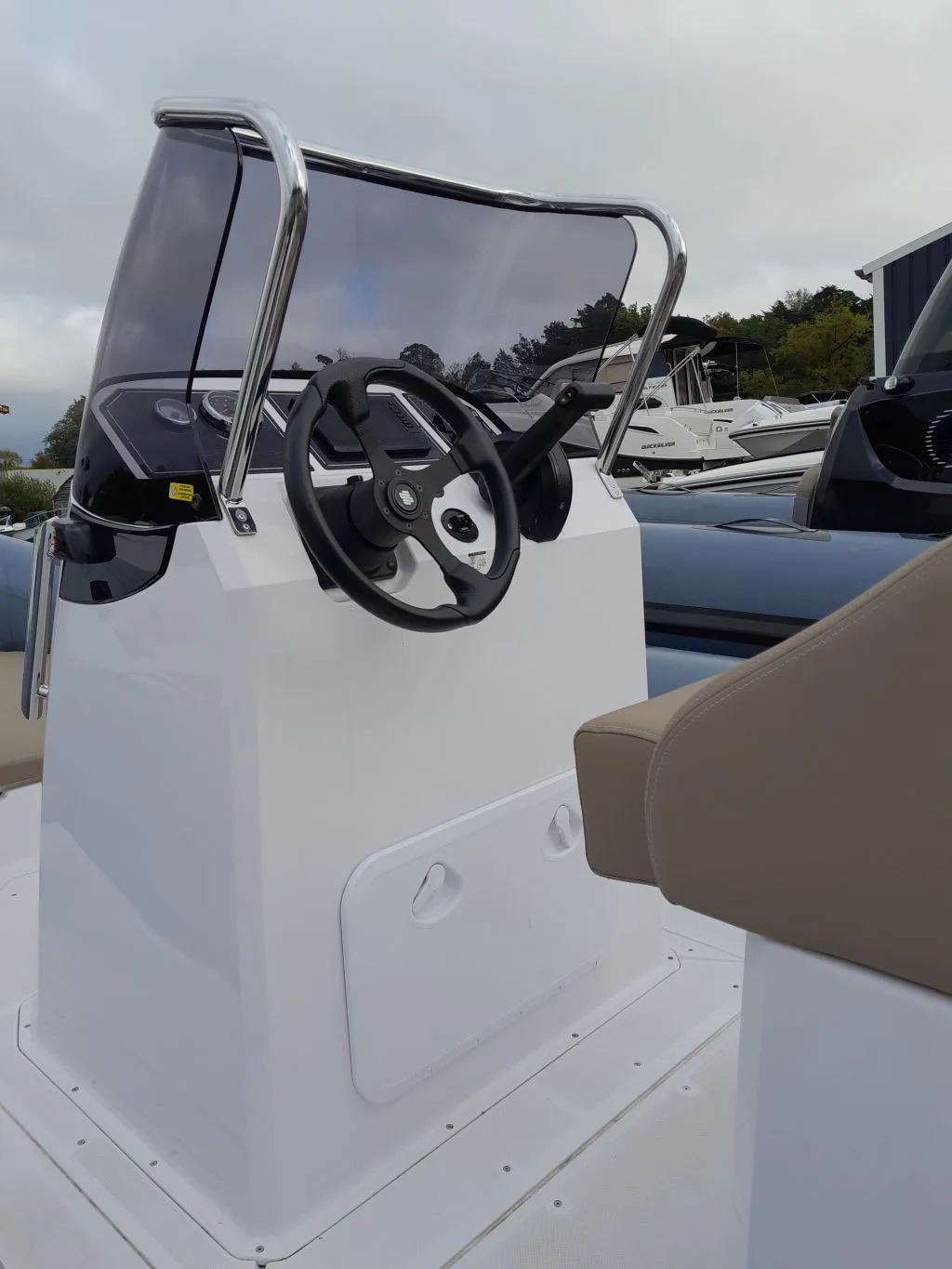 SEMI-RIGIDE RANIERI CAYMAN 23.0 SPORT + MOTEUR 150 EFI MERCURY – Image 4