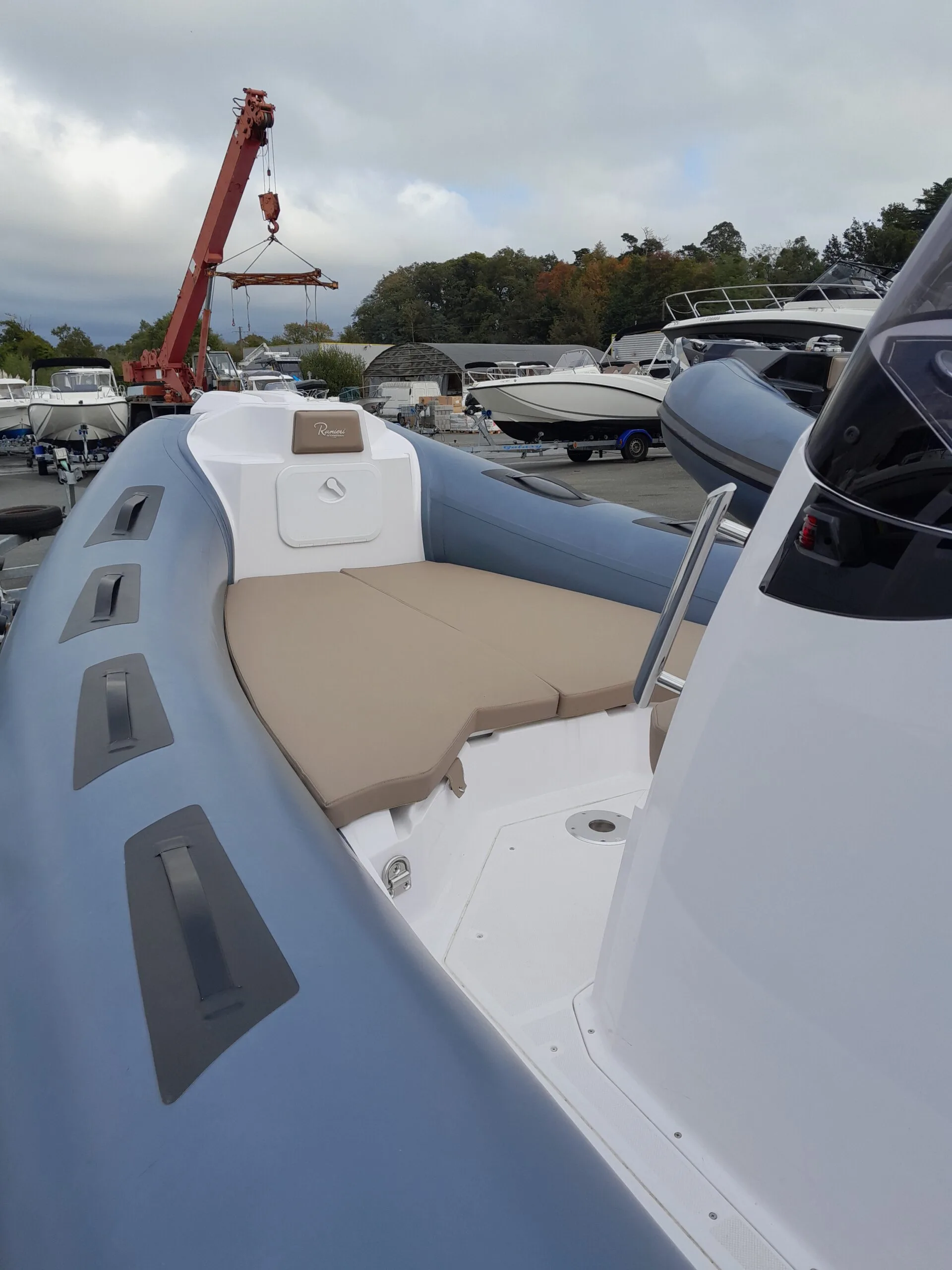 SEMI-RIGIDE RANIERI CAYMAN 23.0 SPORT + MOTEUR 150 EFI MERCURY – Image 5