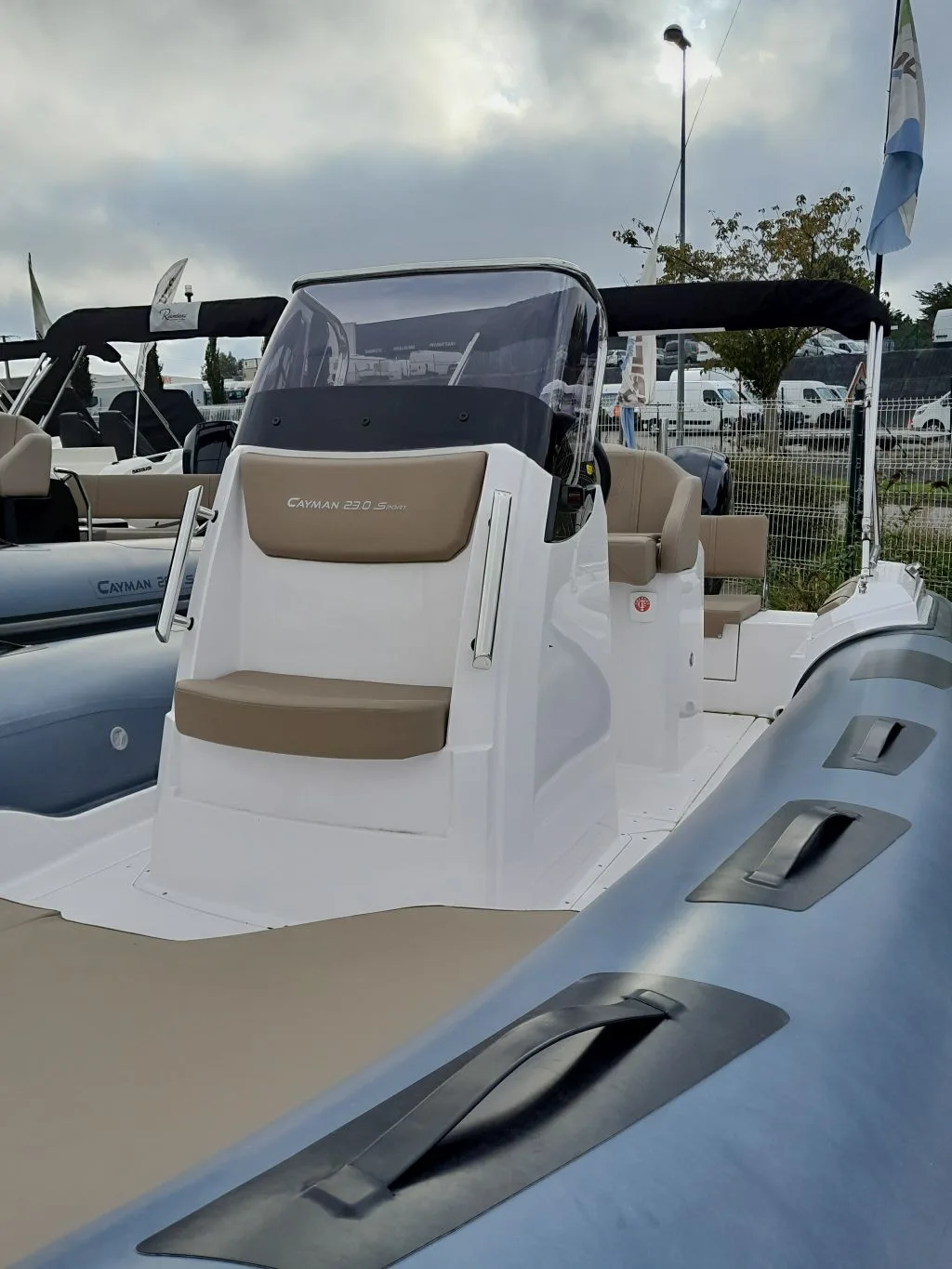 SEMI-RIGIDE RANIERI CAYMAN 23.0 SPORT + MOTEUR 150 EFI MERCURY – Image 7