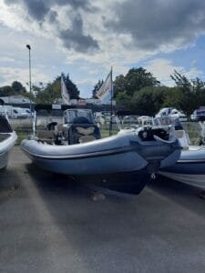 SEMI-RIGIDE RANIERI CAYMAN 26 SPORT + MOTEUR F225 MERCURY - Image 2
